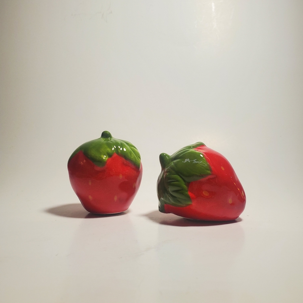Strawberry-shaped Dolly Parton Salt and Pepper Shakers Set Ceramic NIB